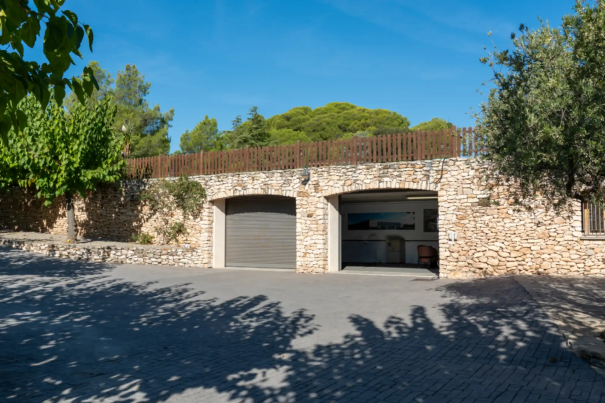Edificio de piedra ABADAL