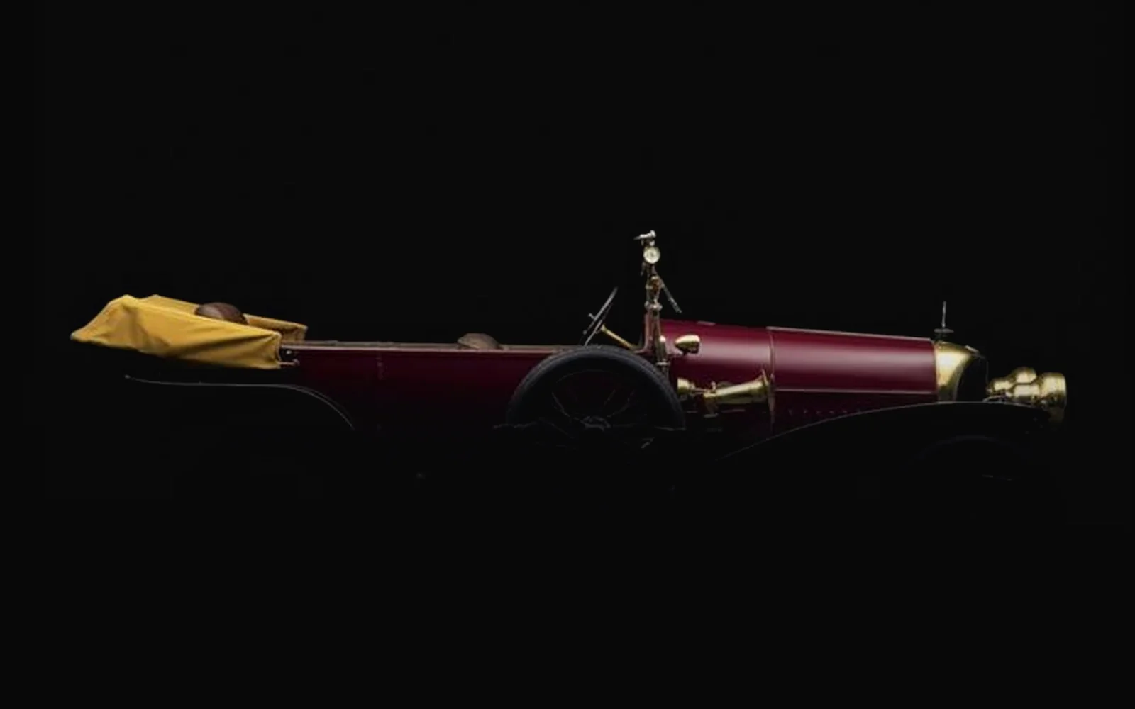 Abadal y C&iacute;a touring car from around 1913, burgundy body with a yellow hood, side view