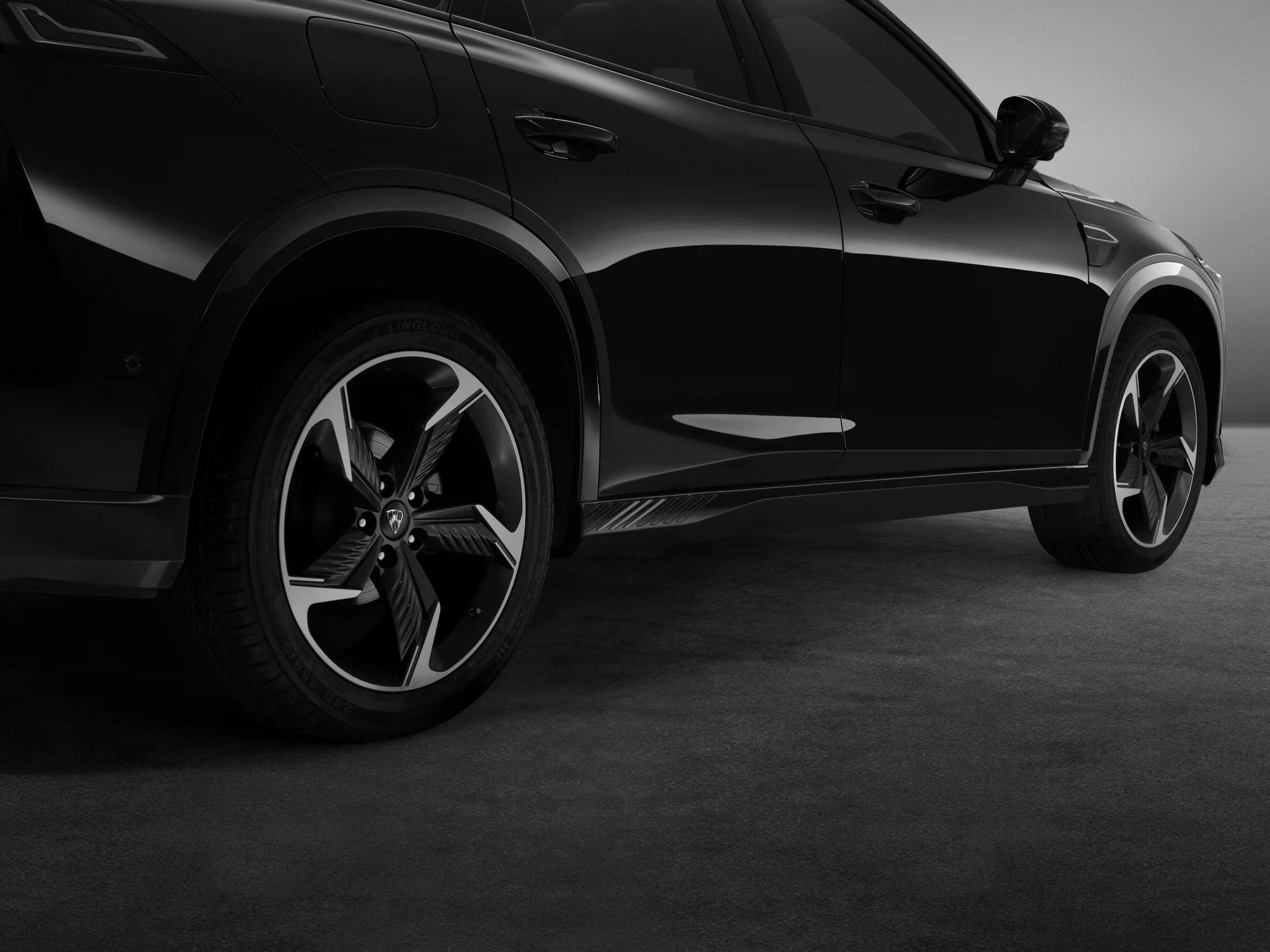 Rear lateral detail of the black ABADAL NOVO in a dark studio